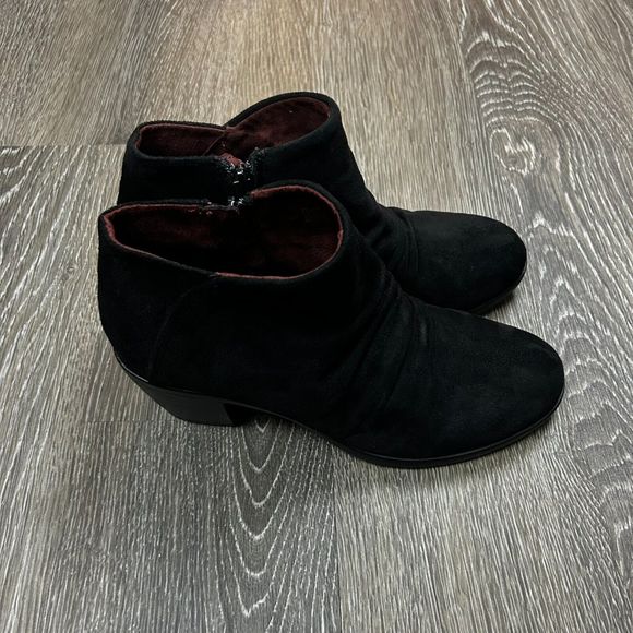 BOC Born Concepts Black Suede Fabric Uppers Ankle Booties Size 8 - Picture 4 of 10